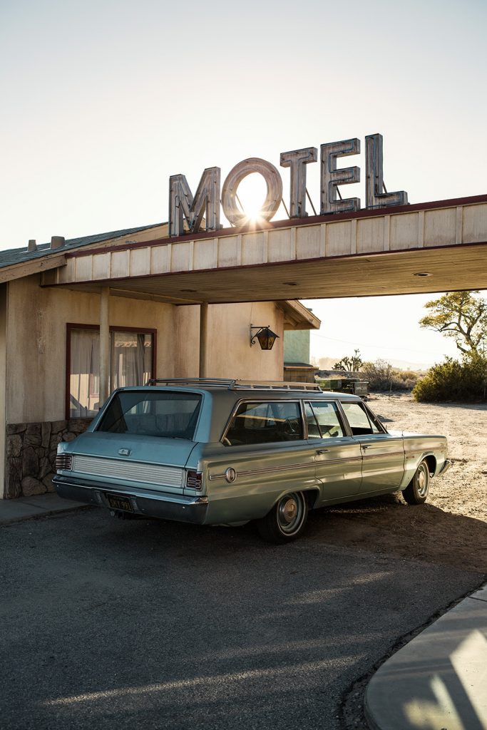 Quadro Rodrigo Takeshi - Blue car, Motel, Palmdale, California
