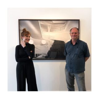 Registro de @constancefranciosi recebendo o fotógrafo Nelson Kon na galeria, junto a obra “Oca III”, que contempla o nosso acervo. 
 
Desde o início do projeto, fazíamos questão de compor um acervo assinado por fotógrafos que possuem conexão profunda com a fotografia e cujas trajetórias estão interligadas ao exercício da profissão. 

Entre eles está Kon, um dos maiores fotógrafos de arquitetura do país. Com mais de 35 anos de carreira, traz em suas obras uma narrativa própria, que une a técnica a uma extraordinária capacidade de interpretar o meio urbano e sua ocupação. 

#ConstanceGaleria #NelsonKon