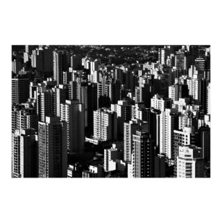Os incontáveis arranha-céus e a luz própria do amanhecer, captados do alto, compõem o cenário de nuances de uma cidade que não para. O equilíbrio entre concreto, luz e sombra delimita o horizonte e reflete o silêncio. 

Por um instante, São Paulo parece aquietar-se. 

—
Nelson Kon
Edifícios I, 2012
São Paulo
Ref: NKO011

www.constancegaleria.com
#constancegaleria #nelsonkon