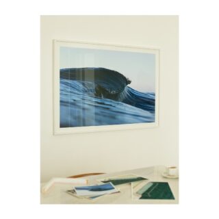 É gratificante visualizar o resultado da obra na parede e saber que a história e o significado daquela imagem foram materializados, de forma a ressignificar um espaço, possibilitando que a fotografia se transforme através do olhar de quem a contempla. 

A obra ‘Estado Líquido III’, de Minduim, nos traz a percepção de que o movimento das águas está sendo controlado, como se uma pincelada paralisasse o mar, obedecendo seu próprio tempo. 

—
Minduim 
Estado Líquido III, 2016
Rio de Janeiro
90 x 135 cm
Disponível também em outros tamanhos.

www.constancegaleria.com
#constancegaleria #minduim