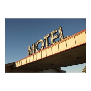 Ao contemplar a obra de Takeshi é possível transportar-se e sentir a vida na estrada, quase como um chamado para se apartar do que é estático e abraçar o desconhecido das idas e vindas por novas paisagens. O sol do fim da tarde dá novos ares ao cenário e desperta ainda mais o desejo por uma vida livre.

—
Rodrigo Takeshi
Motel, 2015
Palmdale
Ref: RTA005 

www.constancegaleria.com 
#constancegaleria #rodrigotakeshi