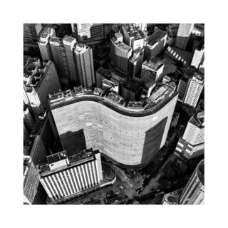 Ícone da paisagem urbana, projetado por um dos profissionais mais influentes da arquitetura moderna, o Edifício Copan em muitos sentidos reflete a própria São Paulo. Fluída. Única. Suntuosa. 

Retratado do alto, com a precisão e naturalidade de Nelson Kon, é possível contemplar sua volumetria ocupando um quarteirão, imponente em meio aos arranhas céus, que parecem coadjuvantes contornando a complexa e grandiosa vista da cidade. 

—
Nelson Kon 
Edifício Copan I, 2004
São Paulo
Ref: NKO001

www.constancegaleria.com
#constancegaleria #nelsonkon #copan