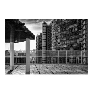 Em ‘Edifício Copan IV’ um dos prédios mais icônicos da paisagem urbana é captado do alto do Edifício Louvre, com suas curvas imponentes unindo-se à impecável técnica de Kon e desenhando essa nova forma de enxergar a cidade.

As obras de Nelson Kon nos trazem diferentes perspectivas, de uma São Paulo complexa, contada a partir da narrativa própria, única, que evidencia as pequenas sutilezas junto ao todo de uma grande metrópole.

—
Nelson Kon 
Edifício Copan IV, 2004
São Paulo
Ref: NKO004

www.constancegaleria.com
#constancegaleria #nelsonkon #copan