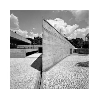As linhas evidenciam o concreto, sem tinta ou qualquer reboco, revelando que a originalidade também se expressa naquilo que é natural.

Num paradoxo curioso, os espaços se dividem, ao mesmo tempo que se integram numa atmosfera captada sob a perfeita sintonia de enquadramento, luz e sombra. 

Não é apenas técnica, é a exímia capacidade de Nelson Kon de captar a essência da arquitetura. 

—
Nelson Kon 
MuBE I, 1995
São Paulo 
Ref: NKO006

www.constancegaleria.com
#constancegaleria #nelsonkon