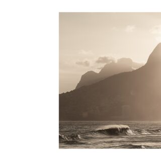 Passe para o lado >

O Rio de Janeiro tem um jeito único de se mostrar. Não há montanha ou mar que se assemelhe e não há como olhar e não saber que é. 

Na praia de Ipanema, o Morro Dois Irmãos ganha novos contornos e tons, com a luz do entardecer dando a sensação de que até o mar, por vezes, se acalma e descansa, banhado pelos últimos raios solares, no fim de mais um dia. 

—
Minduim 
Fim de Tarde I, 2019
Rio de Janeiro

www.constancegaleria.com
#constancegaleria #minduim