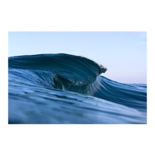 Minduim conhece o mar como poucos. Seu estilo de vida enraizado nas praias do Rio de Janeiro, unido a uma incrível capacidade técnica, aperfeiçoada em mais de 25 anos de profissão, fazem com que suas fotografias nos remetam a pinturas, refletindo a suavidade do movimento das águas e o vai e vem das ondas que parecem ter sido congelados. 

É como se o mar fosse controlado, minuciosamente, seguindo um ritmo determinado, para que se possa contemplá-lo. 

—
Minduim 
Estado Líquido III, 2016
Rio de Janeiro

www.constancegaleria.com
#constancegaleria #minduim