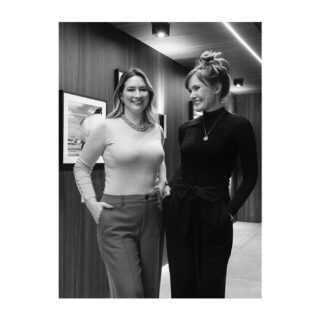 Sempre colaboramos junto aos profissionais de arquitetura para que através da nossa curadoria, as obras comuniquem a identidade do espaço, agregando valor e mensagem. 

Na foto, a arquiteta @daianeantinolfi e a galerista @constancefranciosi em parceria para CASA COR SP 2022.

www.constancegaleria.com
#constancegaleria #constancefranciosi 
#casacorsp #daianeantinolfi 

foto: leandro furini