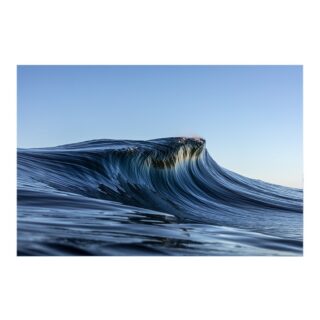 Contemplar “Estado Líquido” é como estar diante das ondas, sua magnitude e seus movimentos, ao mesmo tempo em que o mar parece ter sido congelado. 

Por um instante, o líquido se solidifica e instantes já não se desfazem. Ao contrário, como se traços e cores fossem feitos a mão, tornando-se imutáveis. 

—
Minduim 
Estado Líquido VI, 2014
Rio de Janeiro

www.constancegaleria.com
#constancegaleria #minduim