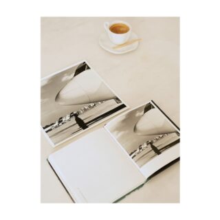 No detalhe, uma das fotografias de Nelson Kon que ilustra o volume 02 da Coleção Ipsis de Fotografia Brasileira, integralmente dedicada ao fotógrafo. 

Com mais de 35 anos de carreira, suas obras refletem a impecável precisão técnica e a sensibilidade de seu olhar apurado. Observá-las nos permite fazer uma imersão na história e no sentir de cada espaço. Da grandeza aos detalhes. 

—
Nelson Kon 
Aeroporto de Congonhas I, 1996
São Paulo
Ref: NK0015

www.constancegaleria.com
#constancegaleria #nelsonkon