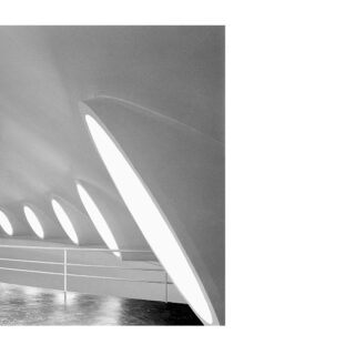 Passe para o lado >

Os traços inconfundíveis de Niemeyer, num símbolo da arquitetura moderna brasileira, são registrados com a precisão e sensibilidade de Nelson Kon. A obra nos traz a perspectiva da leveza e sinuosidade da Oca, com suas janelas circulares que perfuram as paredes e permitem que a luz natural invada o espaço. 

Sob o olhar de Kon, o concreto é quase poesia pairando na sincronia perfeita entre luz e sombra. 

—
Nelson Kon 
Oca II, 2001
São Paulo 
Ref: NKO013
 

www.constancegaleria.com
#constancegaleria #nelsonkon